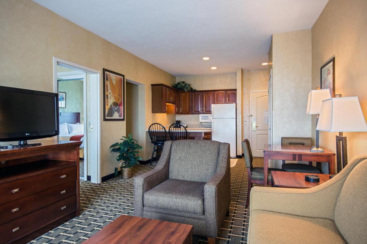 Holiday Inn Express Hotel & Suites Youngstown North-Warren/Niles By Ihg Exterior photo