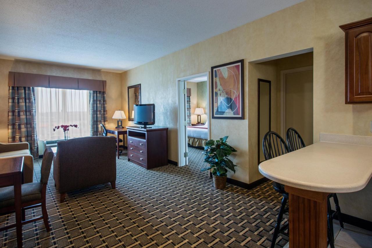 Holiday Inn Express Hotel & Suites Youngstown North-Warren/Niles By Ihg Exterior photo